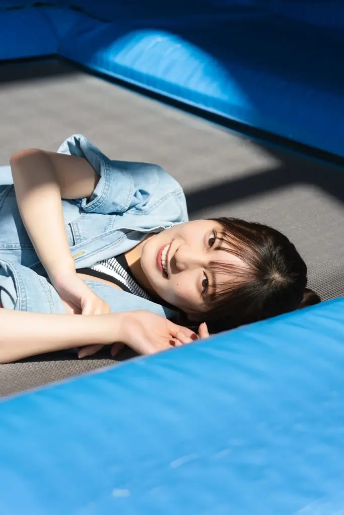 最高の笑顔を求めて。テーマは……“こさかなと遊ぼう！”。 日向坂46・小坂菜緒が「B.L.T.10月号」の表紙巻頭に登場！ 画像 2