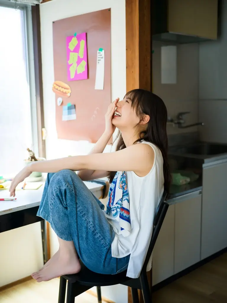 最高の笑顔を求めて。テーマは……“こさかなと遊ぼう！”。 日向坂46・小坂菜緒が「B.L.T.10月号」の表紙巻頭に登場！ 画像 4