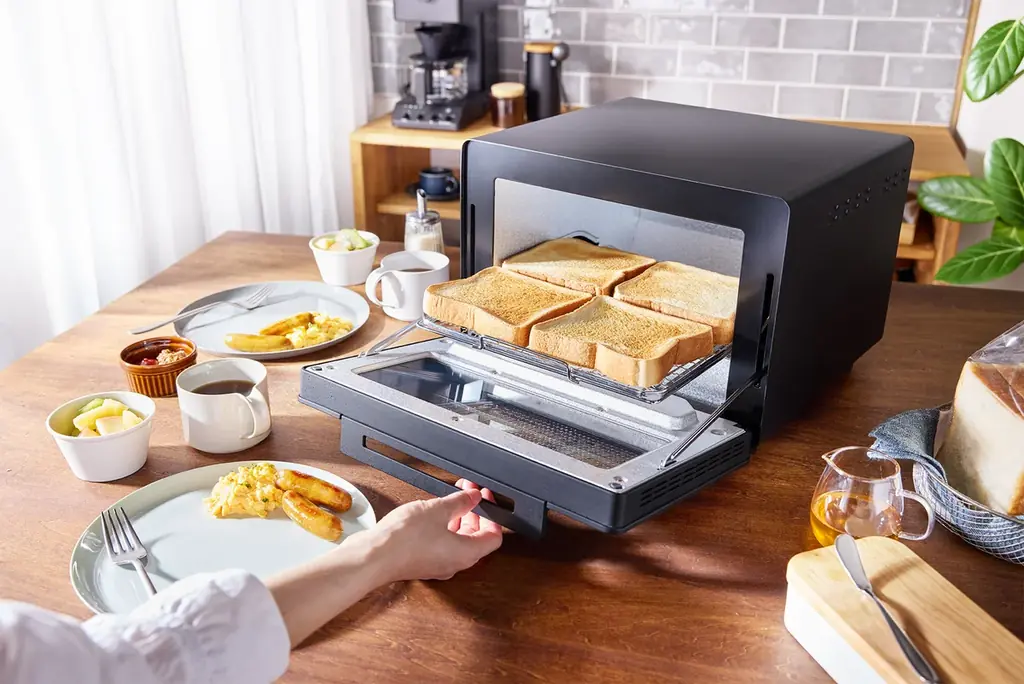 新発売「匠ブランジェトースター PLUS（TS-D487B/W）」匠の火入れで、ピザもロールパンも感動のリベイク　サイズアップが叶える、「焼きたての美味しさをみんなで一緒に」 画像 2