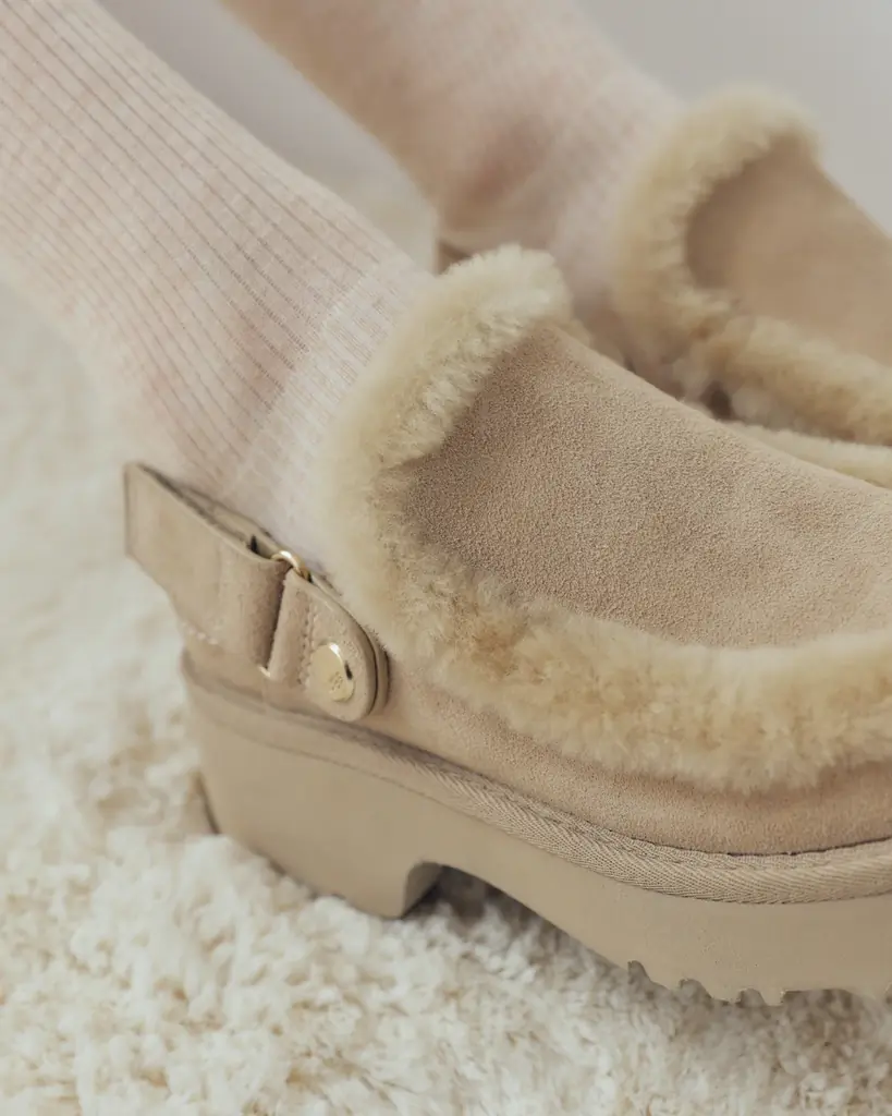 <LILY BROWN(リリー ブラウン)>UGG®伝統のディテールを新たな形で表現した「Esmee Clog(エスミー クロッグ)」のLILY BROWN別注カラーが登場! 画像 4