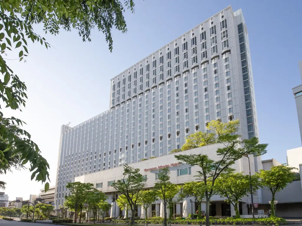 シェラトン都ホテル大阪【開業40周年記念】ホテル外観型のアフタヌーンティースタンドが登場　動物キャラクターのスタッフがお出迎えするアフタヌーンティーを販売 画像 5