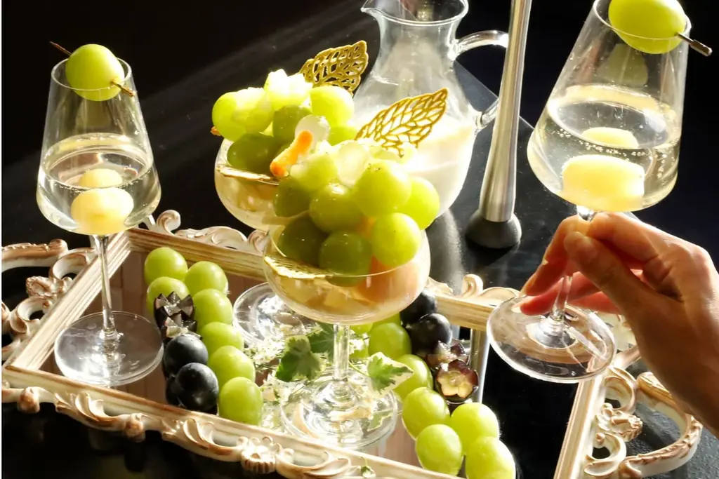 “旬の果実を、宝石のように美しく”【THE NEW NORMAL】桃とシャインマスカットが主役「贅沢フルーツパフェ」2種登場。 画像 4