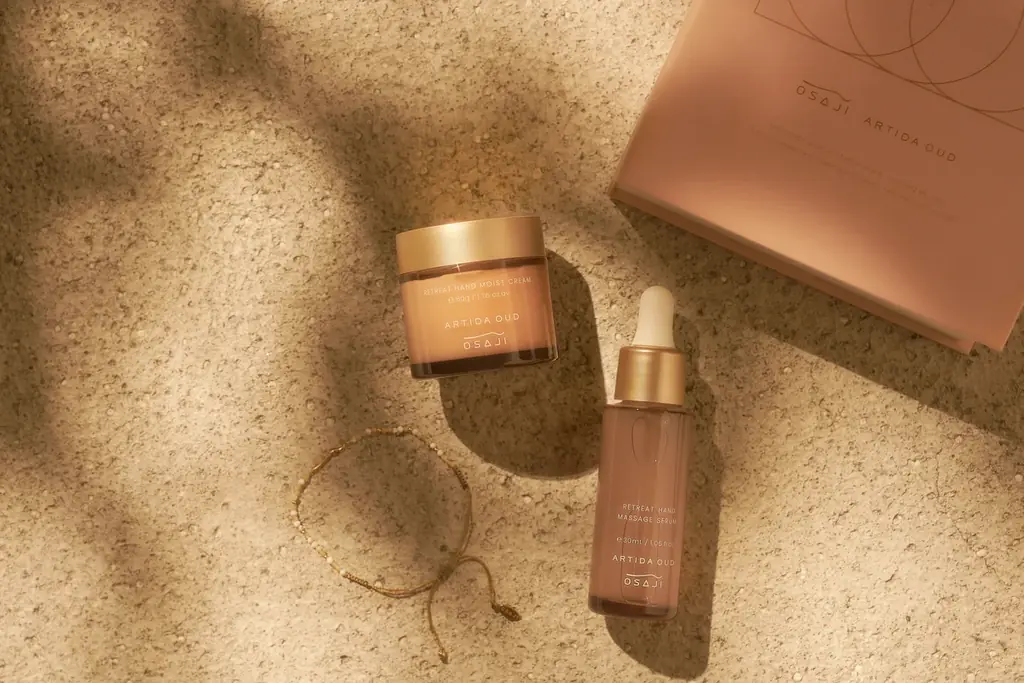 OSAJI（オサジ）より、ジュエリーブランド「ARTIDA OUD（アルティーダ ウード）」とコラボレーションした限定セットをはじめとするコフレを2025年11月12日（水）より数量限定で発売。 画像 1