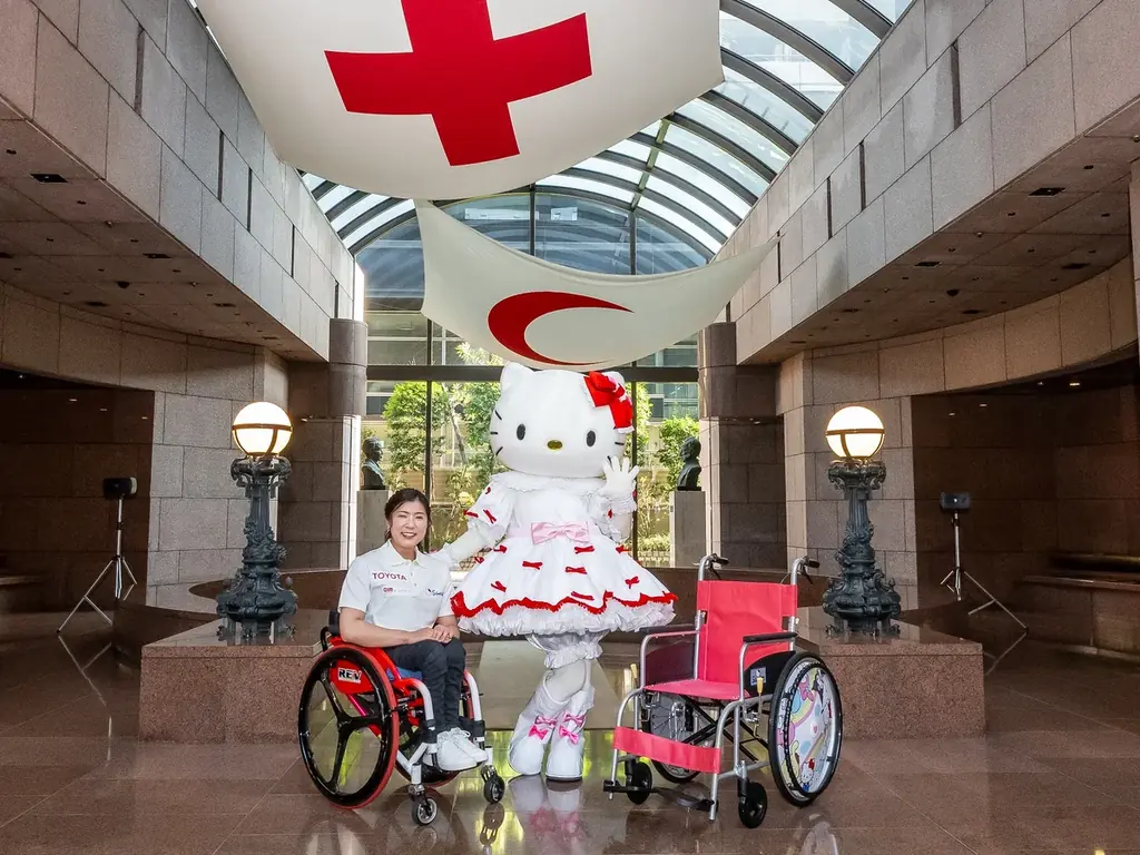 日本赤十字社へサンリオキャラクターデザインの車いす47台を贈呈 贈呈式にパラアルペンスキー・村岡桃佳選手とハローキティが出席 画像 2