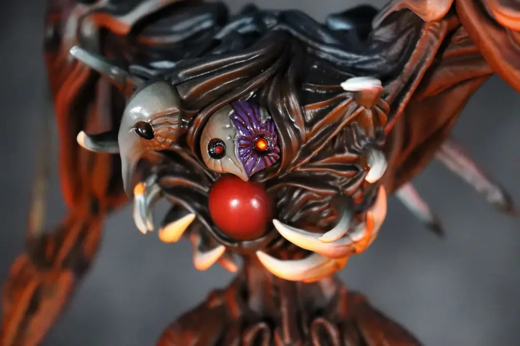 『ヱヴァンゲリヲン 新劇場版:序』に登場する、『第4の使徒』がN2地雷による攻撃の中を進撃するイメージで、造型作家 Yoshi.氏デザインのハイクオリティフィギュアとして登場！！ 画像 12