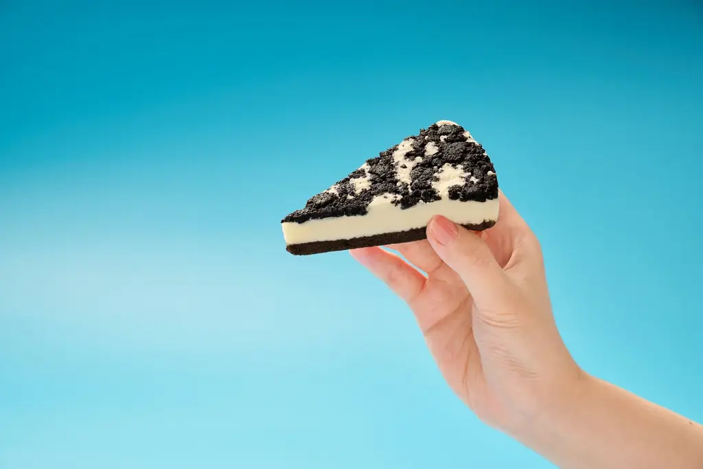 片手で食べられる「かじるスイーツ」シリーズに「クッキークリームケーキ」と「ベイクドチーズケーキ」が登場　人気のフレーバーのケーキを手軽に楽しめます！ 画像 1