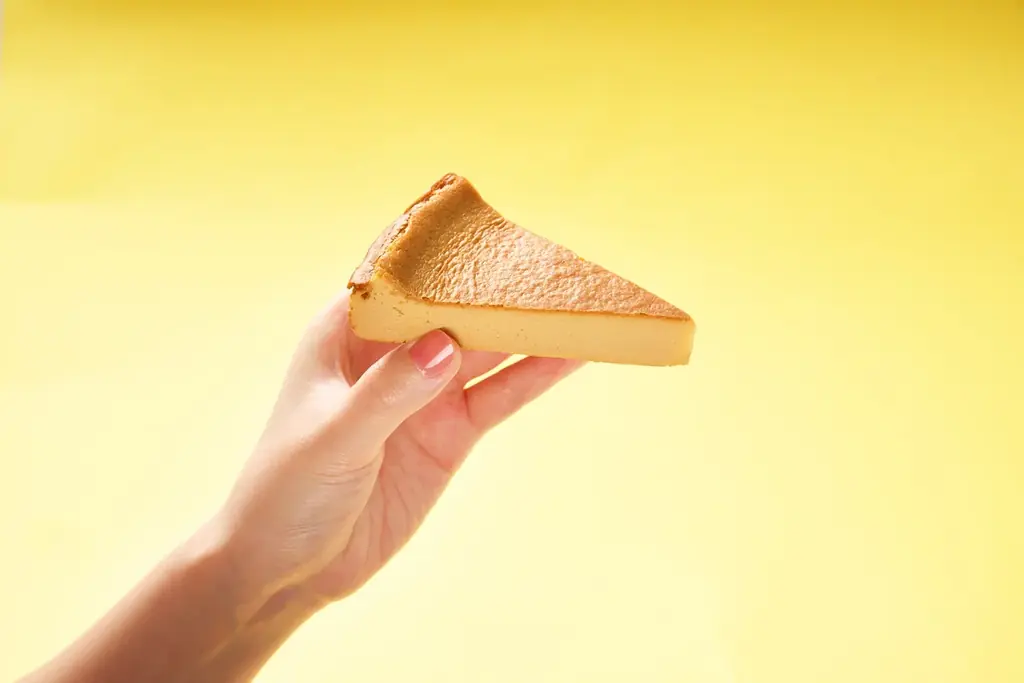 片手で食べられる「かじるスイーツ」シリーズに「クッキークリームケーキ」と「ベイクドチーズケーキ」が登場　人気のフレーバーのケーキを手軽に楽しめます！ 画像 2