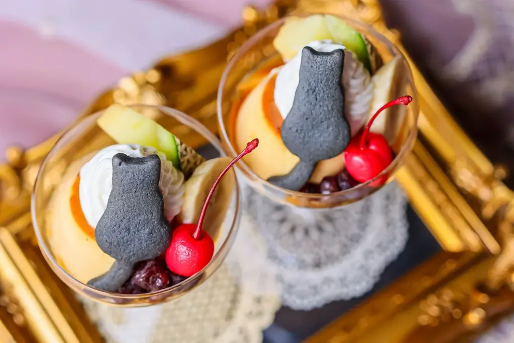 【京都】レトロでモダン、和と洋をMixしたスイーツや懐かしさ溢れる黒猫アイコンのプリンアラモード!真っ赤な椿の花をイメージしたスペシャルデザートもご用意『はんなり大正浪漫アフタヌーンティー』 画像 2