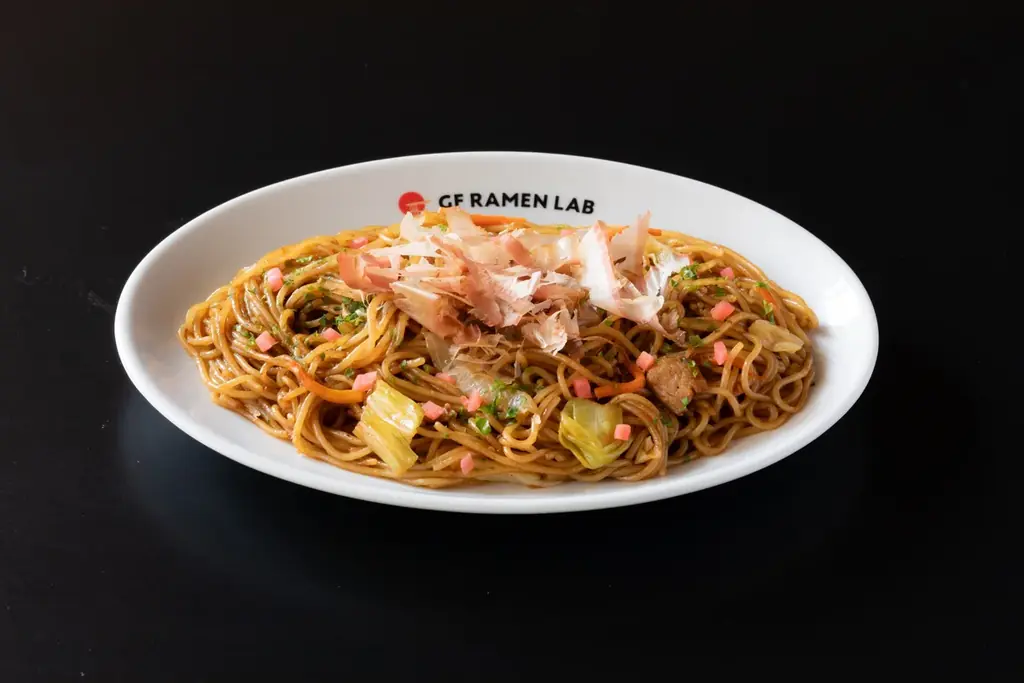 話題の「GF RAMEN LAB 大阪・関西万博店」で新たなテイクアウトメニューが登場!驚きのグルテンフリーメニューは、なんと焼そば!? 画像 2