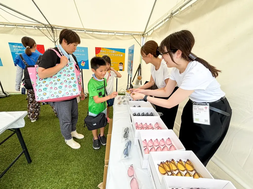 【OWNDAYS｜オンデーズ】大阪・関西万博キッザニア主催「こどもミライ祭り」に出展。2000人以上の親子が“目”の紫外線対策を楽しく学べるブースを体験！サングラス姿の子どもたちの笑顔があふれる会場に 画像 4