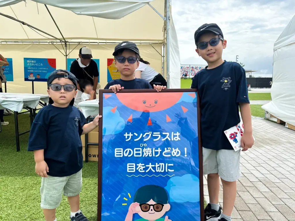 【OWNDAYS｜オンデーズ】大阪・関西万博キッザニア主催「こどもミライ祭り」に出展。2000人以上の親子が“目”の紫外線対策を楽しく学べるブースを体験！サングラス姿の子どもたちの笑顔があふれる会場に 画像 5