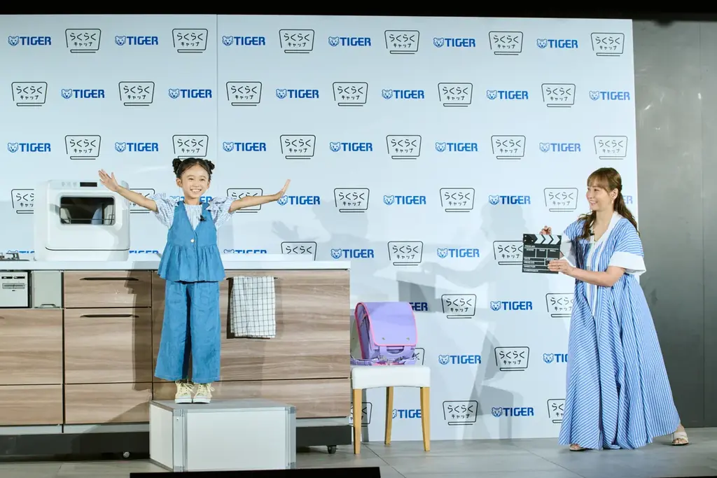 藤本美貴さんと泉谷星奈ちゃんが親子コーデでタイガー魔法瓶 “らくらくキャップ”マイボトル普及イベントに登壇！「軽い・洗いやすい・飲みやすい、三拍子そろって、全力でおすすめ！」 画像 12