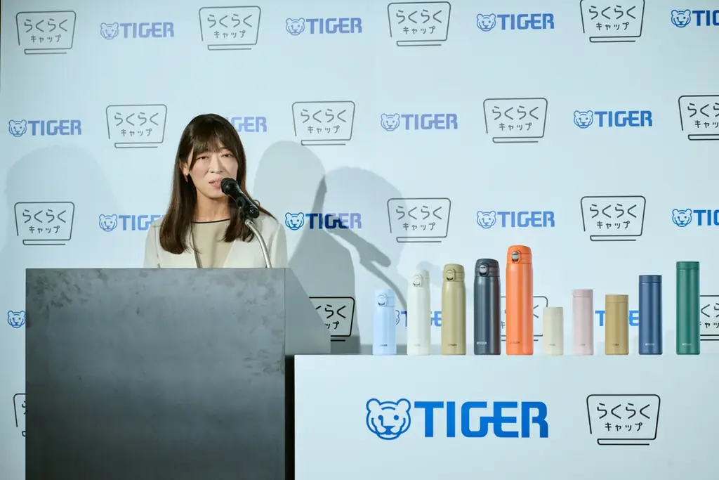 藤本美貴さんと泉谷星奈ちゃんが親子コーデでタイガー魔法瓶 “らくらくキャップ”マイボトル普及イベントに登壇！「軽い・洗いやすい・飲みやすい、三拍子そろって、全力でおすすめ！」 画像 4