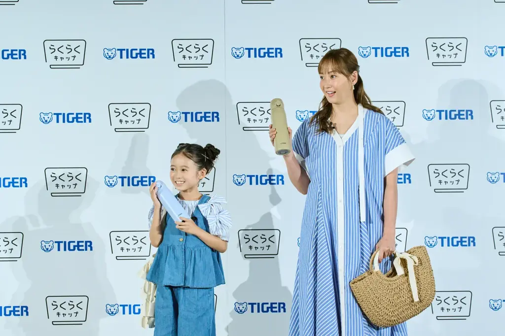 藤本美貴さんと泉谷星奈ちゃんが親子コーデでタイガー魔法瓶 “らくらくキャップ”マイボトル普及イベントに登壇！「軽い・洗いやすい・飲みやすい、三拍子そろって、全力でおすすめ！」 画像 6