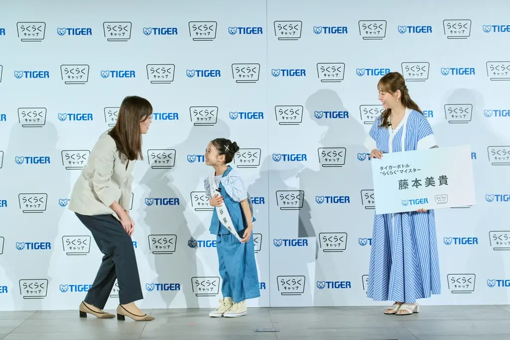 藤本美貴さんと泉谷星奈ちゃんが親子コーデでタイガー魔法瓶 “らくらくキャップ”マイボトル普及イベントに登壇！「軽い・洗いやすい・飲みやすい、三拍子そろって、全力でおすすめ！」 画像 7
