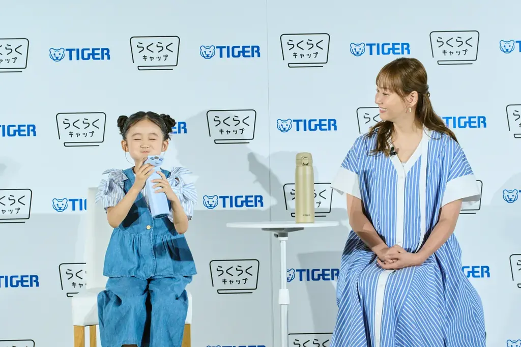 藤本美貴さんと泉谷星奈ちゃんが親子コーデでタイガー魔法瓶 “らくらくキャップ”マイボトル普及イベントに登壇！「軽い・洗いやすい・飲みやすい、三拍子そろって、全力でおすすめ！」 画像 8
