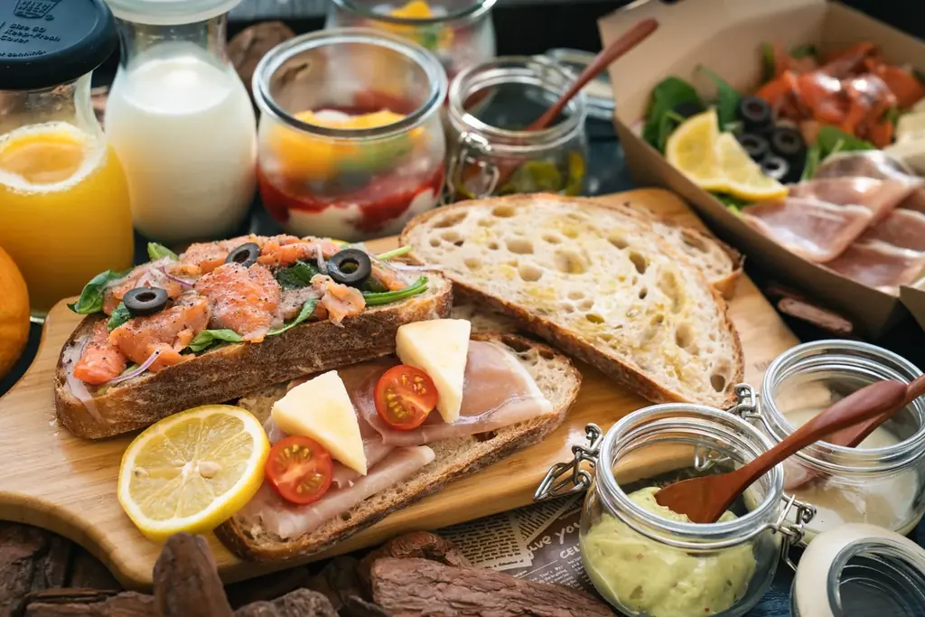 【リゾートホテル】「カンパーニュのオープンサンド」 2025年9月1日より1泊のお客様にも提供開始いたしました。 画像 1