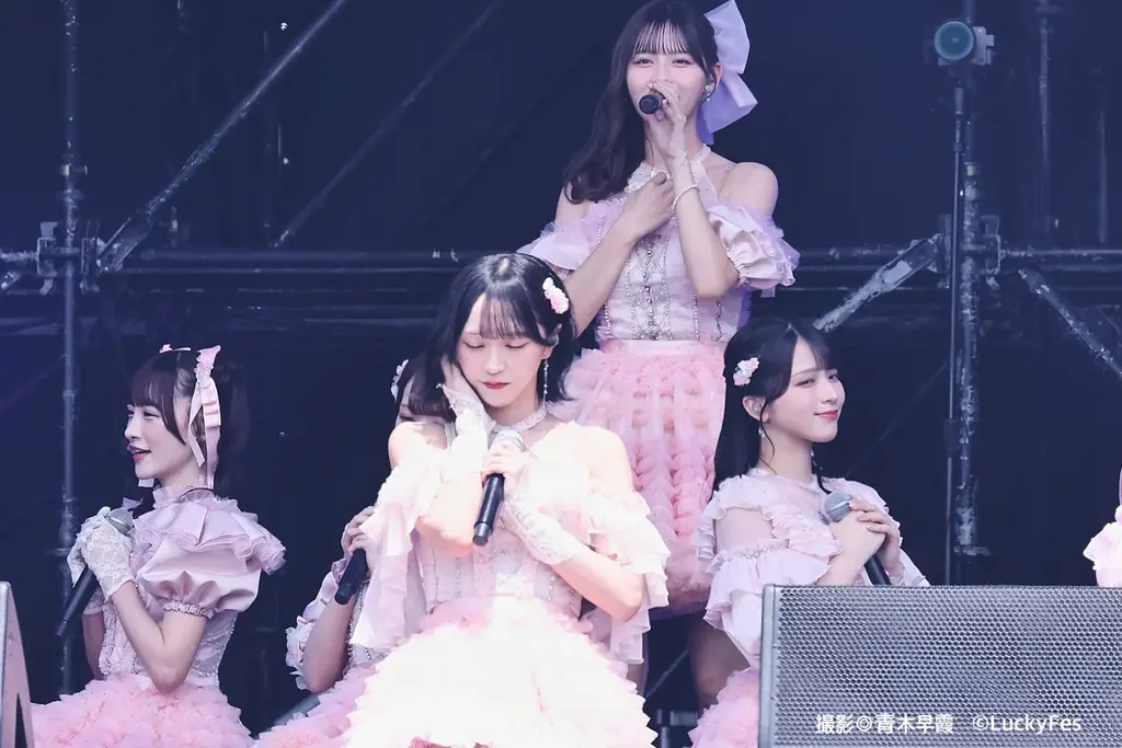 指原莉乃プロデュースのアイドルグループ ＝LOVE。茨城県・国営ひたち海浜公園にて開催中の野外音楽フェス「LuckyFes’25」 に出演！解放感ある野外ステージにて熱気溢れえるパフォーマンスを披露！ 画像 2