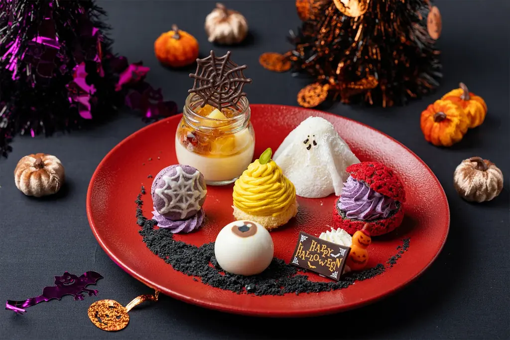 かぼちゃモンブランやヨーグルトムースのアイボール、求肥クレープのおばけなど心がワクワクするハロウィンならではのスイーツ6種がワンプレートに大集合！「ハロウィンプレート」 画像 1