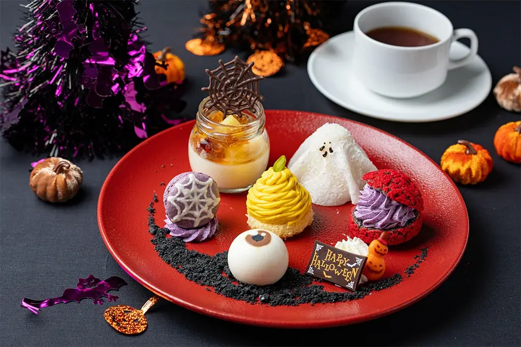 かぼちゃモンブランやヨーグルトムースのアイボール、求肥クレープのおばけなど心がワクワクするハロウィンならではのスイーツ6種がワンプレートに大集合！「ハロウィンプレート」 画像 2