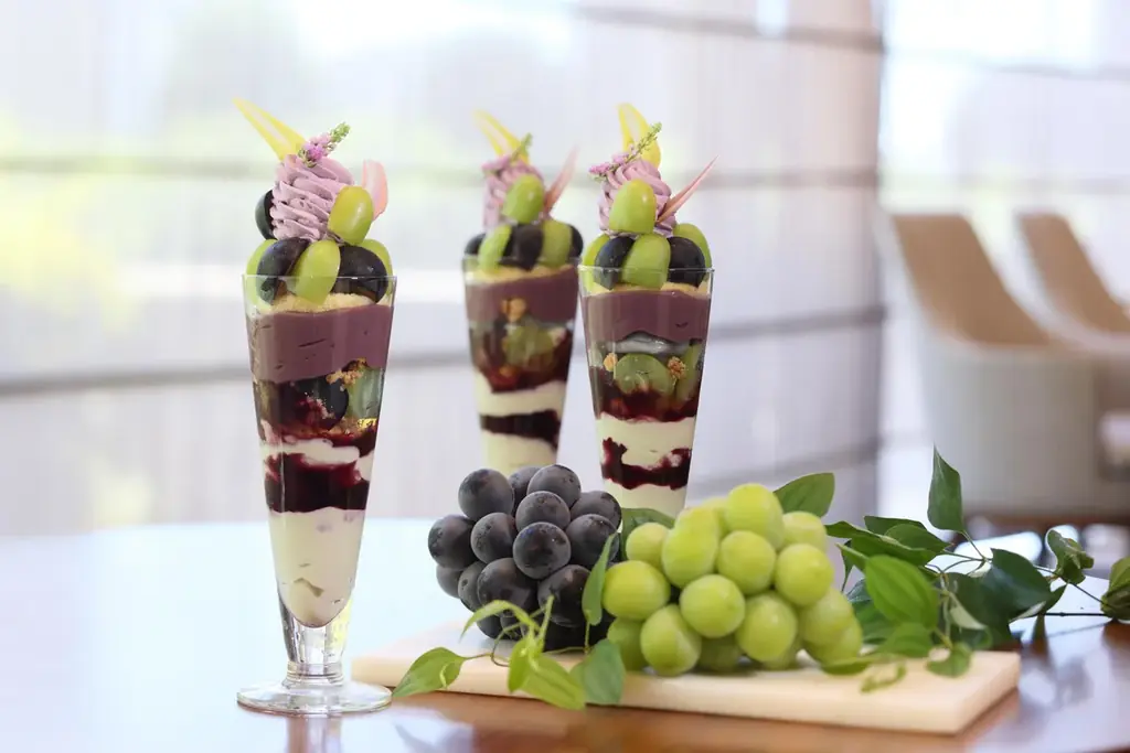 グランドニッコー東京 台場「シャインマスカットと巨峰のパフェ」提供期間：2025年9月1日（月）～10月31日（金） 画像 1