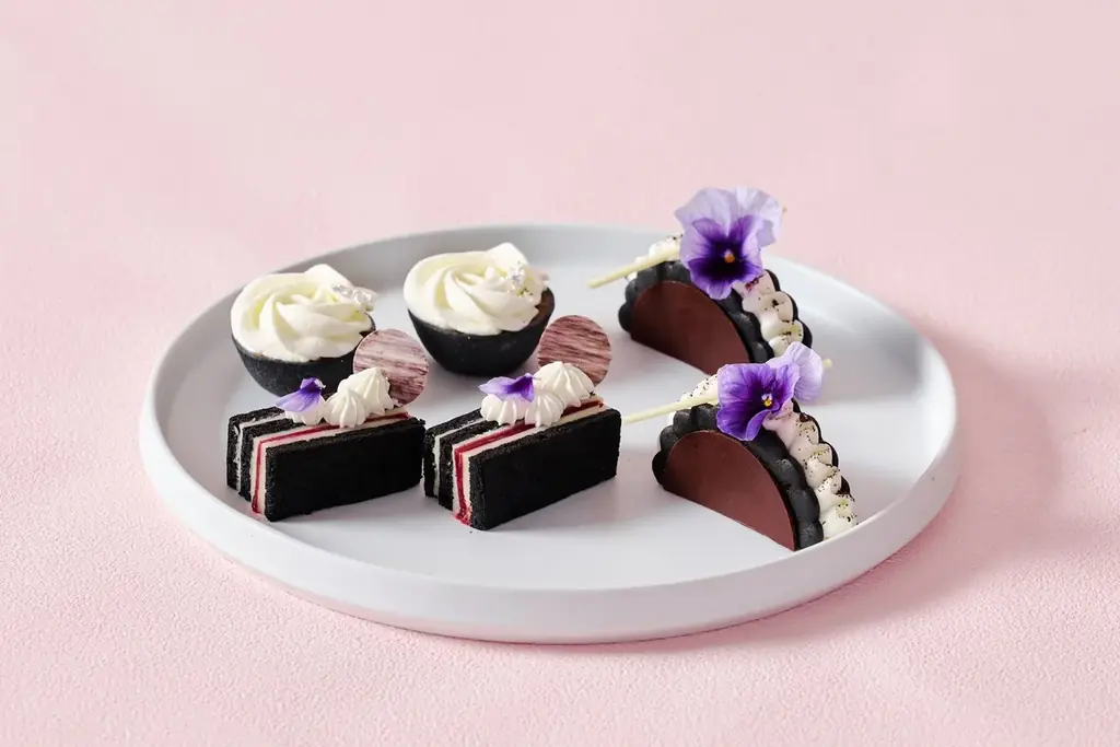 ハーゲンダッツ アイスクリームと秋が旬の“栗”や“ぶどう”を贅沢に味わえるプリンセススイーツ『モノクロ・ゴシックアフタヌーンティーwith ハーゲンダッツ』 画像 3