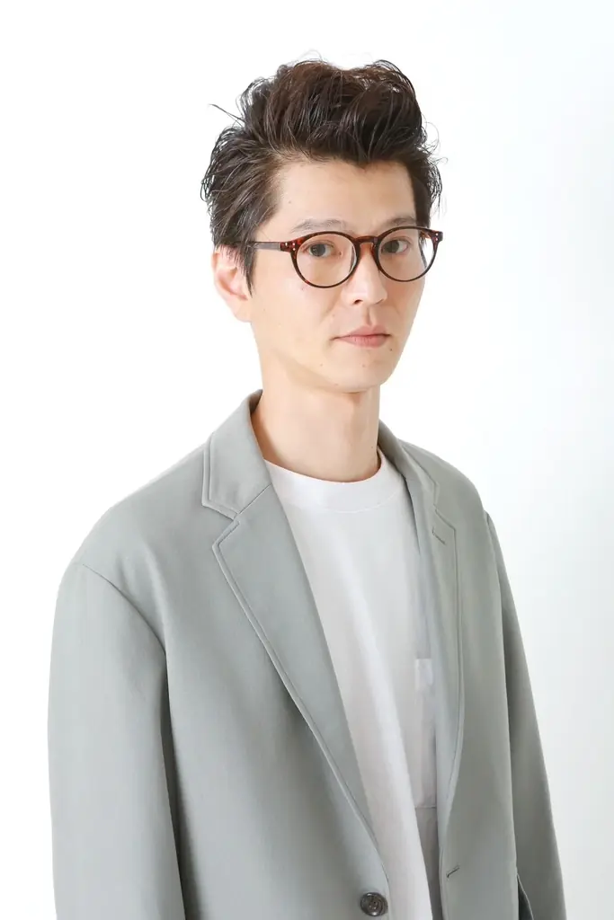 実力派ツッコミ芸人・モグライダー芝大輔が初の書き下ろしエッセイを発売!表紙・中面の撮影は後輩のかが屋・加賀翔、90P超の撮り下ろし写真を収録 画像 2
