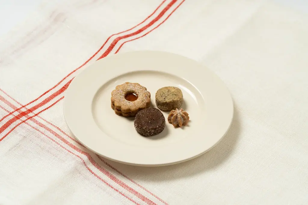 【週末限定・数量限定】英国「Brew Tea Co.」の茶葉香る『Brew Tea COOKIE BOX』|ギフトにもぴったりのクッキー缶を新発売 画像 2