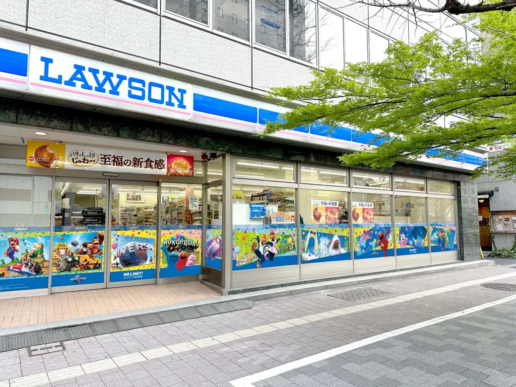 ユニバーサル・スタジオ・ジャパン×ローソン 初の特別ラッピング店舗が期間限定 オープン　パークの仲間たちと一緒に超元気なエンターテイメント体験を！ 画像 1