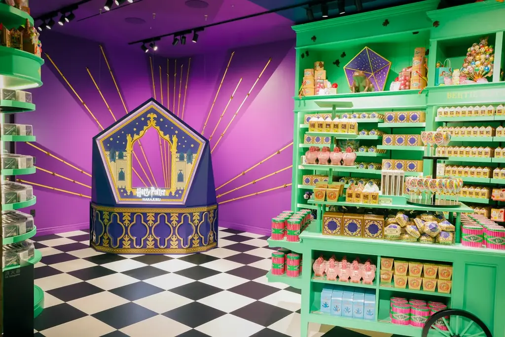 日本初の旗艦店「ハリー・ポッター ショップ 原宿」8月14日にグランドオープン　マルフォイ役のトム・フェルトンが緊急来日　ショップオープン記念にtimelesz 松島聡さんとバタービールで特別な乾杯！ 画像 12