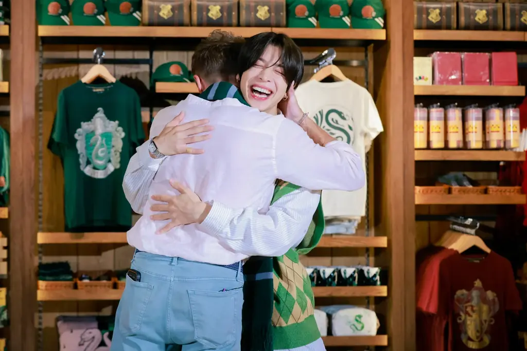 日本初の旗艦店「ハリー・ポッター ショップ 原宿」8月14日にグランドオープン　マルフォイ役のトム・フェルトンが緊急来日　ショップオープン記念にtimelesz 松島聡さんとバタービールで特別な乾杯！ 画像 4