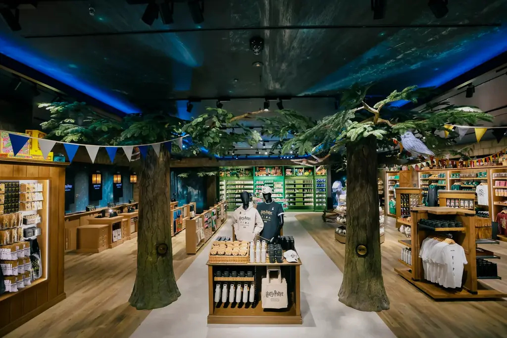 日本初の旗艦店「ハリー・ポッター ショップ 原宿」8月14日にグランドオープン　マルフォイ役のトム・フェルトンが緊急来日　ショップオープン記念にtimelesz 松島聡さんとバタービールで特別な乾杯！ 画像 7