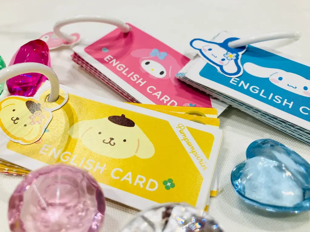 “かわいくて何度も見たくなる” が英単語や漢字を覚えやすくするポイント！ 『サンリオキャラクターズといっしょ　小学生の英単語カード／漢字カード（リングつき）』が新発売！ 画像 4