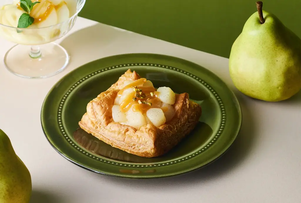 【秋スイーツ】秋の味覚〈洋梨〉が主役のフルーツパイ登場！RINGO「焼きたてオープンパイ〔洋梨キャラメル〕」たっぷりゴロゴロ♪じゅわっと広がる果汁の幸せパイ 画像 1