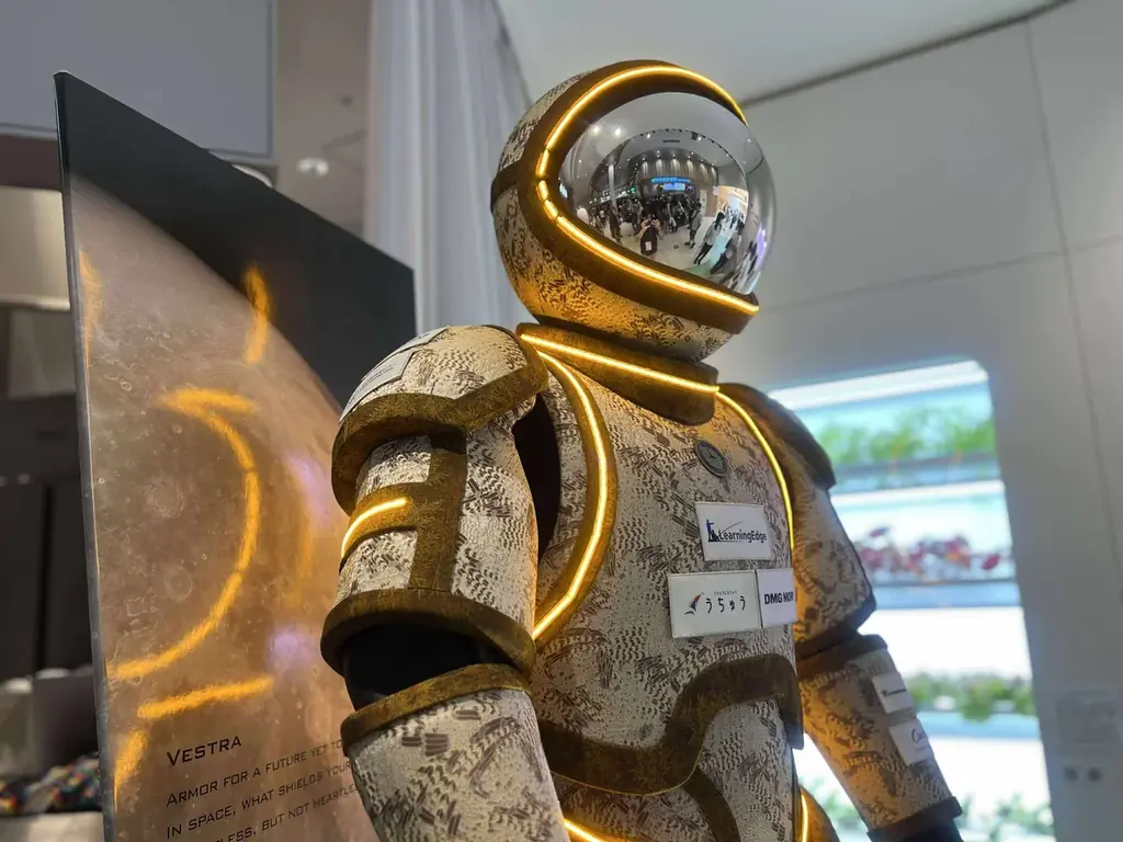 StartupSide Tokyoの会員、Amateras Space株式会社が大阪・関西万博にて、「西陣織」を使った日本発次世代宇宙服「VESTRA」を展示中。 画像 2
