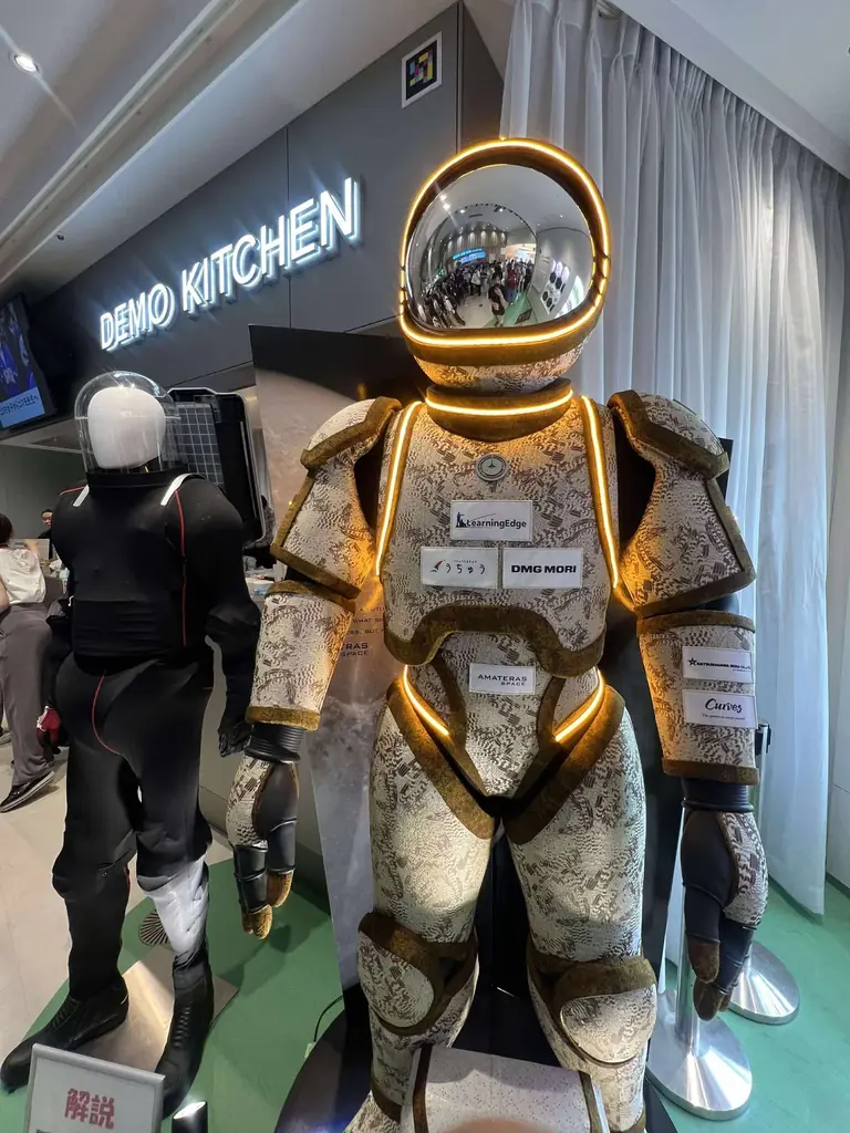 StartupSide Tokyoの会員、Amateras Space株式会社が大阪・関西万博にて、「西陣織」を使った日本発次世代宇宙服「VESTRA」を展示中。 画像 3