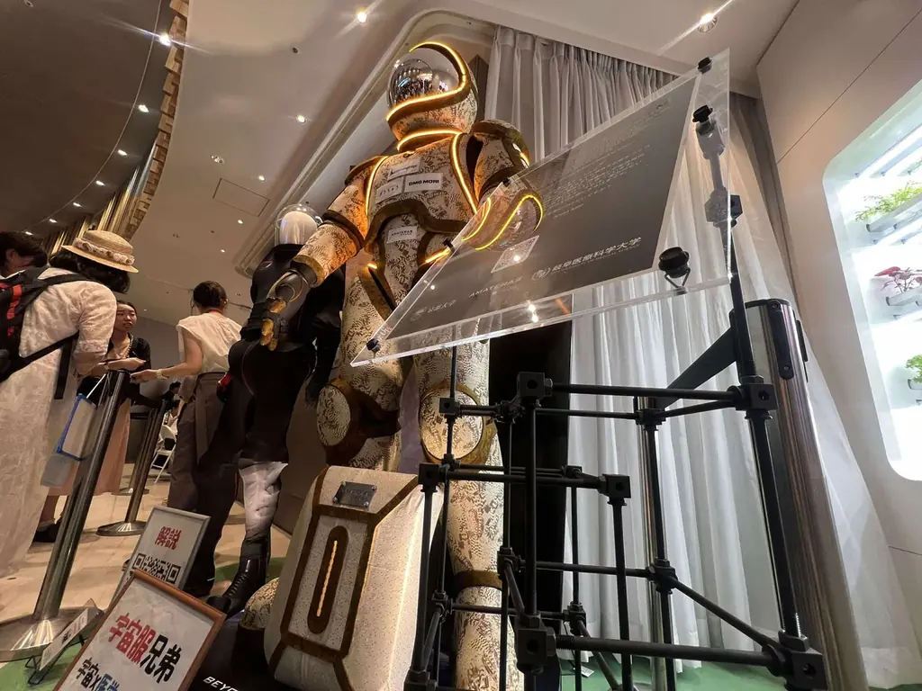 StartupSide Tokyoの会員、Amateras Space株式会社が大阪・関西万博にて、「西陣織」を使った日本発次世代宇宙服「VESTRA」を展示中。 画像 4