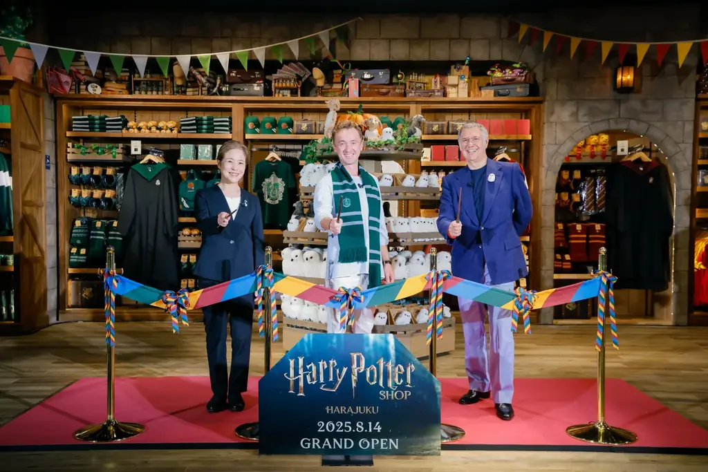 トム・フェルトン、魔法の杖でテープカット　日本初の旗艦店「ハリー・ポッター ショップ 原宿」8月14日（木）ついにグランドオープン 画像 1