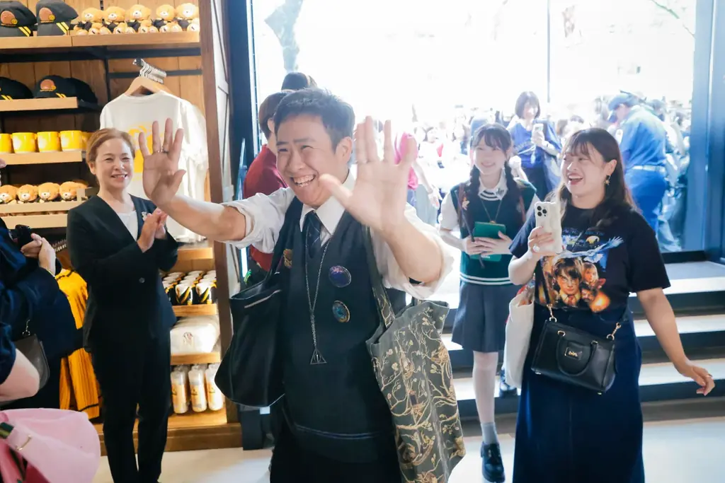トム・フェルトン、魔法の杖でテープカット　日本初の旗艦店「ハリー・ポッター ショップ 原宿」8月14日（木）ついにグランドオープン 画像 4