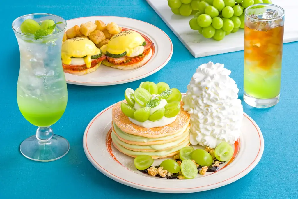 【Eggs ’n Things】人気のシャインマスカットパンケーキが今年も登場！「シャインマスカットのパンケーキ」「ベーコンとズッキーニ、モッツァレラのエグスンベネディクト」 画像 1