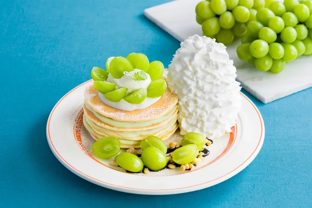 【Eggs ’n Things】人気のシャインマスカットパンケーキが今年も登場！「シャインマスカットのパンケーキ」「ベーコンとズッキーニ、モッツァレラのエグスンベネディクト」 画像 2