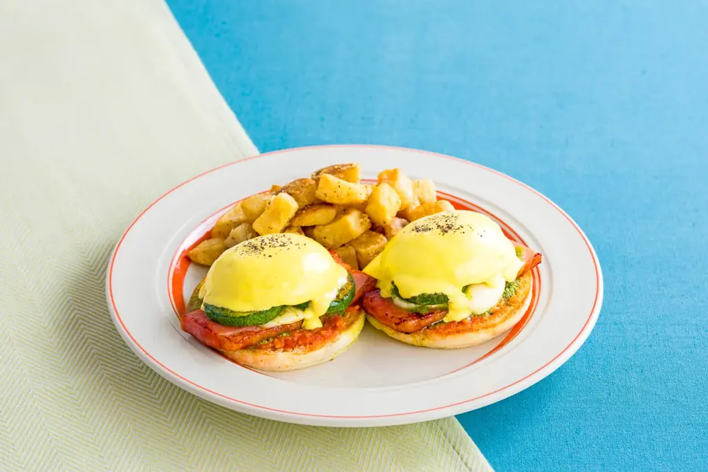 【Eggs ’n Things】人気のシャインマスカットパンケーキが今年も登場!「シャインマスカットのパンケーキ」「ベーコンとズッキーニ、モッツァレラのエグスンベネディクト」 画像 3