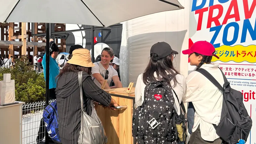 大阪・関西万博に新たな熱中症予防対策が登場！給水スポットを提供するOSGコーポレーションが、15℃の熱中症予防「RACCOON」(手のひら冷却機)を設置 画像 2