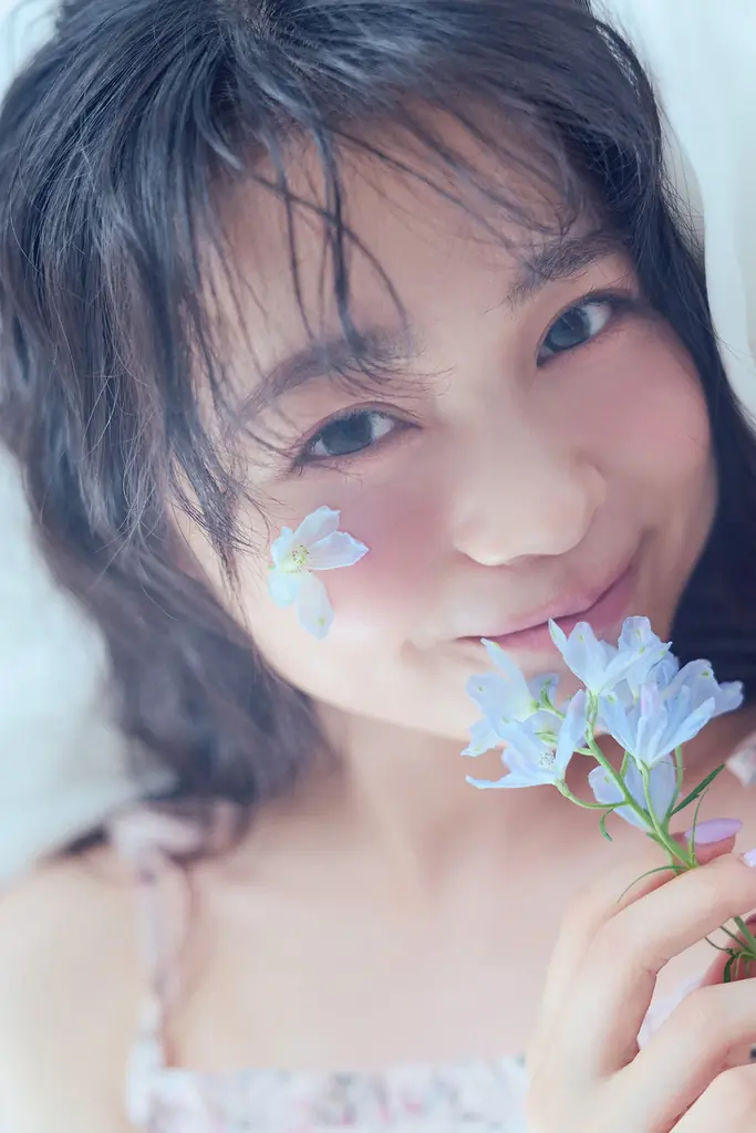 ガーリーの神様が魅せる華麗なラストティーン　林芽亜里、20歳の誕生日に10周年記念カレンダーフォトブック発売 画像 2