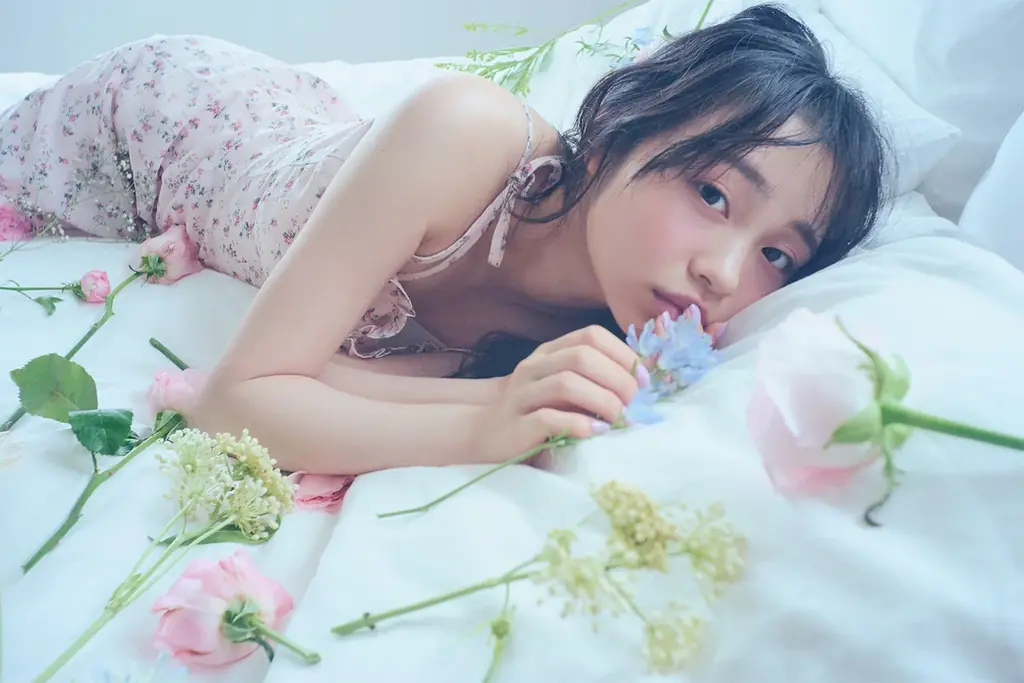 ガーリーの神様が魅せる華麗なラストティーン　林芽亜里、20歳の誕生日に10周年記念カレンダーフォトブック発売 画像 3