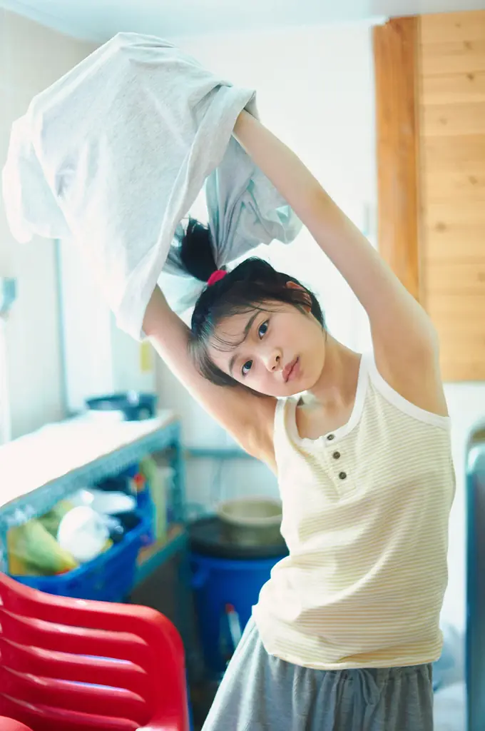 ガーリーの神様が魅せる華麗なラストティーン　林芽亜里、20歳の誕生日に10周年記念カレンダーフォトブック発売 画像 5