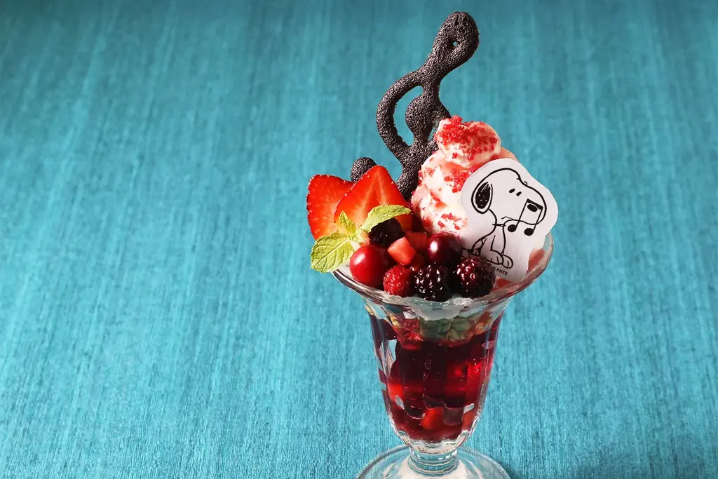 PEANUTS Cafe|グラミー受賞アーティスト、Laufey(レイヴェイ)とのコラボレーションメニューが登場! 画像 3