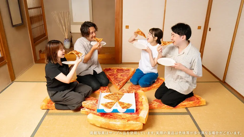 ドミノ・ピザ、日常をより“いい日”に！団らんの際に大活躍！「ニューヨークスタイル ペパロニラバー」を再現した「特大ピ座布団（8枚1セット）」が3名様に当たる！「#ピ座布団大喜利 SNSキャンペーン」 画像 2