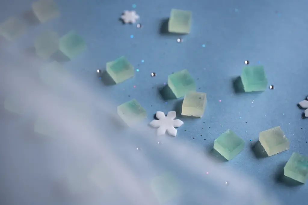 ＜朝ドラ舞台・松江発＞怪談“雪女”から生まれた幻想の琥珀糖—島根県産・出西生姜を使った和のスイーツ『雪女のおやつ』新登場 画像 1