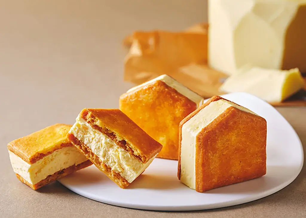 【新作発表】〈マールブランシュ京都髙島屋店 先行販売〉リニューアルオープンに合わせ、新しい“おやつ菓子”が登場！発酵バター香るほろほろ食感。“日常に寄り添うおやつ菓子”「シェフクッキーサンド バター」 画像 1